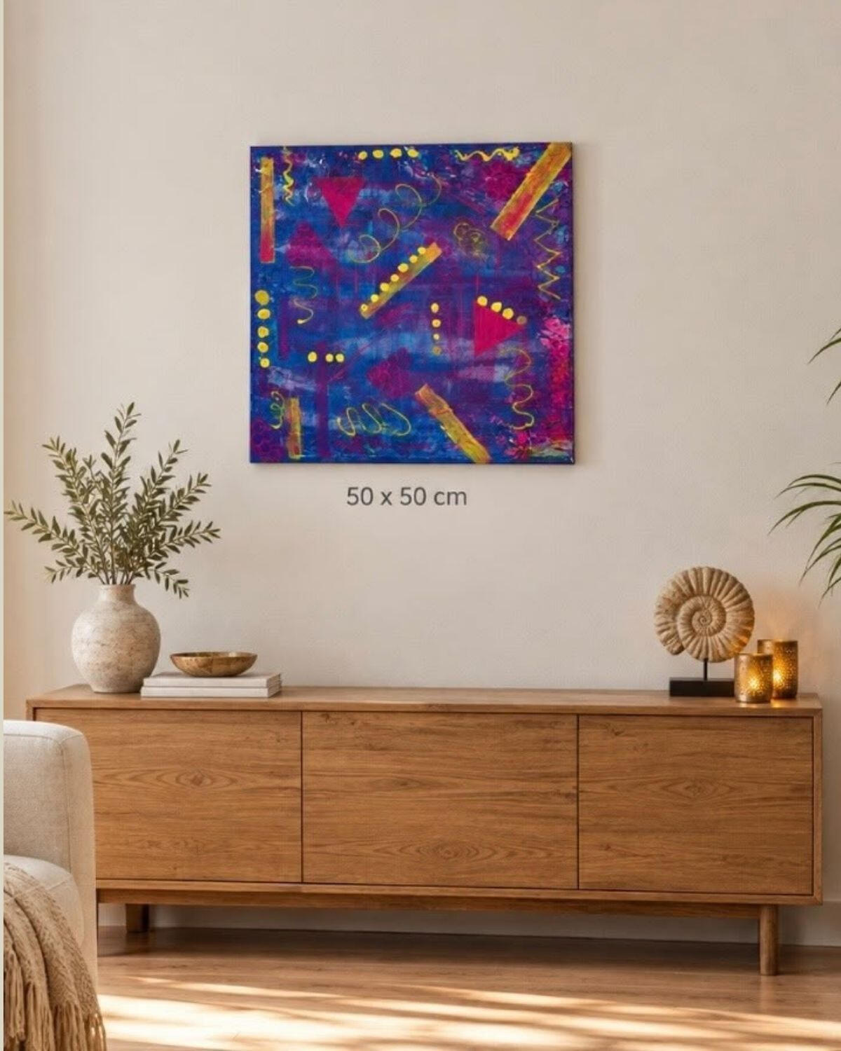 Quadratisches abstraktes Bild in Blau und Violett mit gelben Punkten, pinken Dreiecken und goldenen Spirallinien, 50 × 50 cm